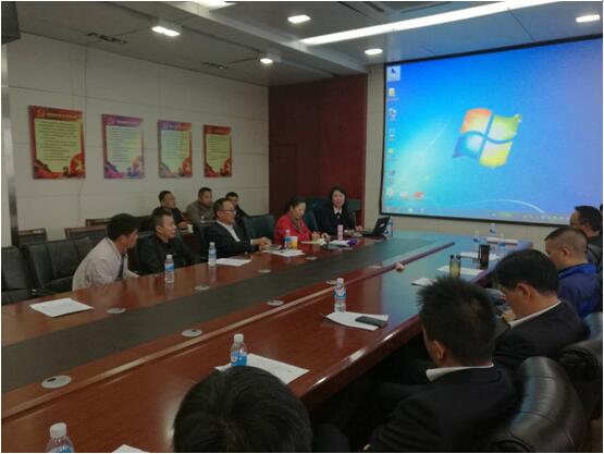 保山移动综合部总司理李梅（前排右一）在培训会上讲话。。