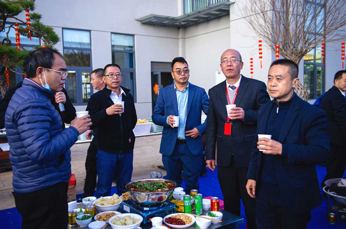 欢聚一堂碰杯同庆